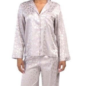 NEW! NATORI “DECADENCE” SATINY SILVER PAJAMAS